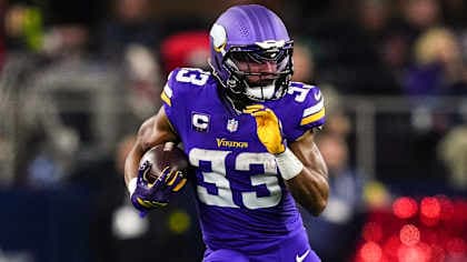 Aaron Jones Suffers Knee Injury Against Colts