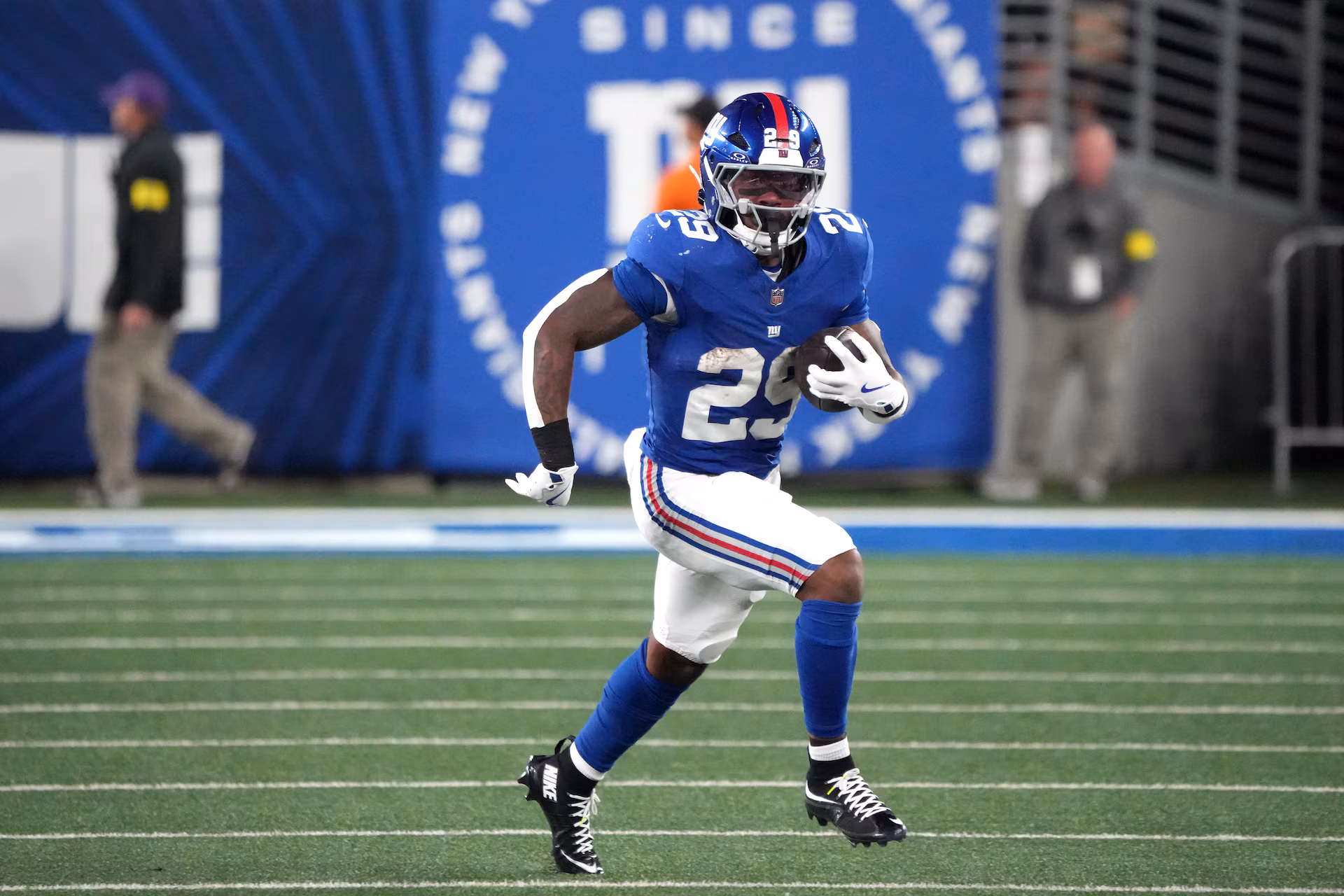 Tyrone Tracy Exits With Left Hamstring Injury, Seen Walking It Out on Sideline